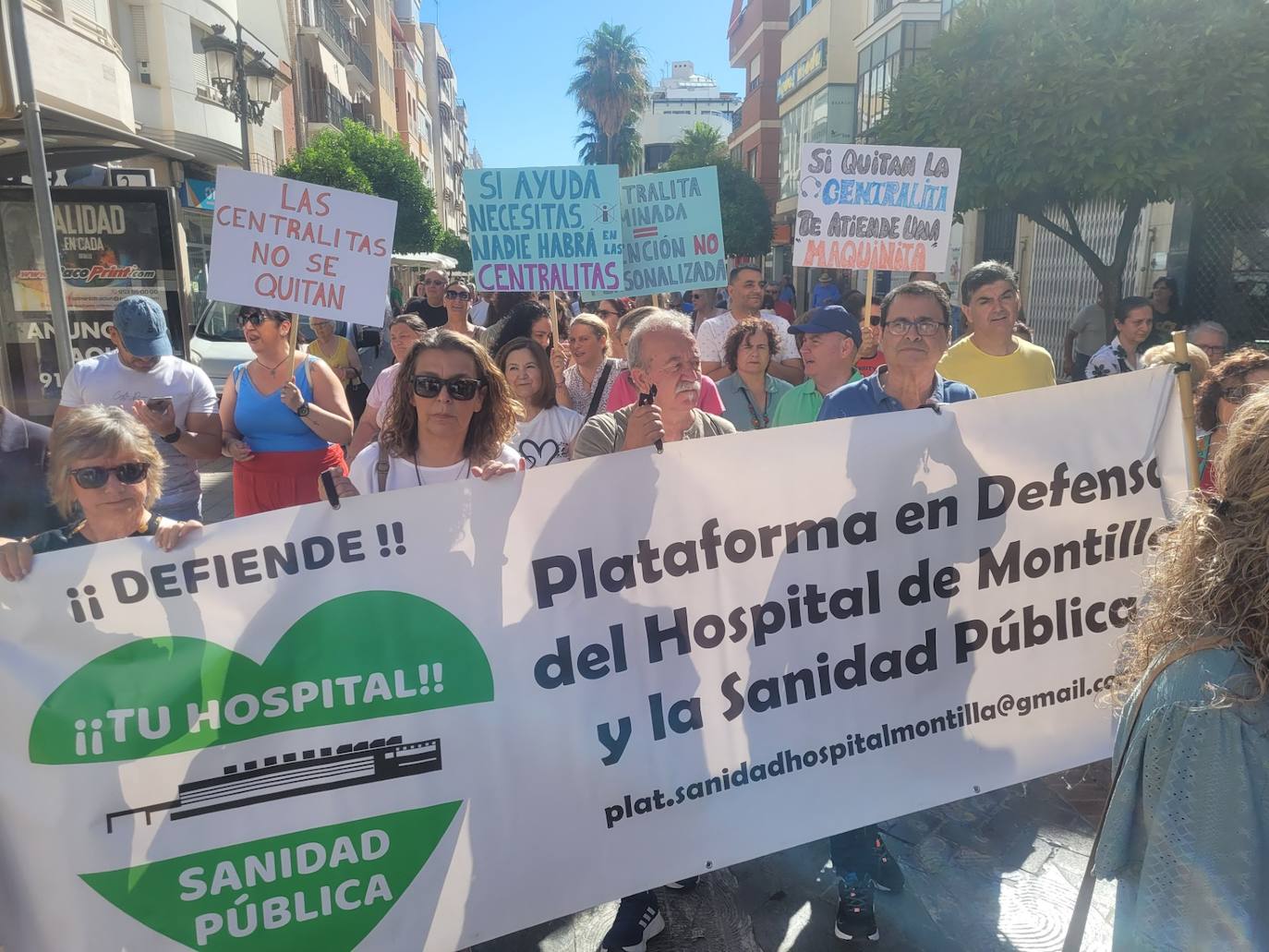 Fotos: la masiva protesta de los vecinos en defensa del Hospital de Puente Genil