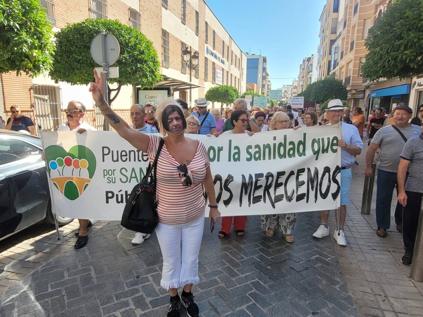 Fotos: la masiva protesta de los vecinos en defensa del Hospital de Puente Genil