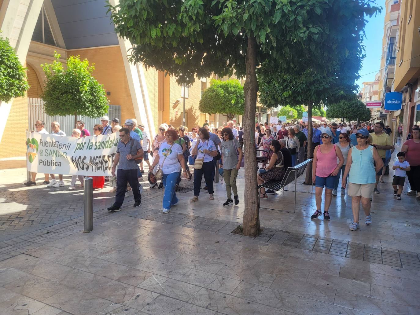 Fotos: la masiva protesta de los vecinos en defensa del Hospital de Puente Genil