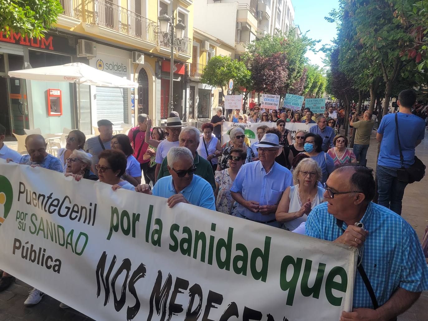 Fotos: la masiva protesta de los vecinos en defensa del Hospital de Puente Genil