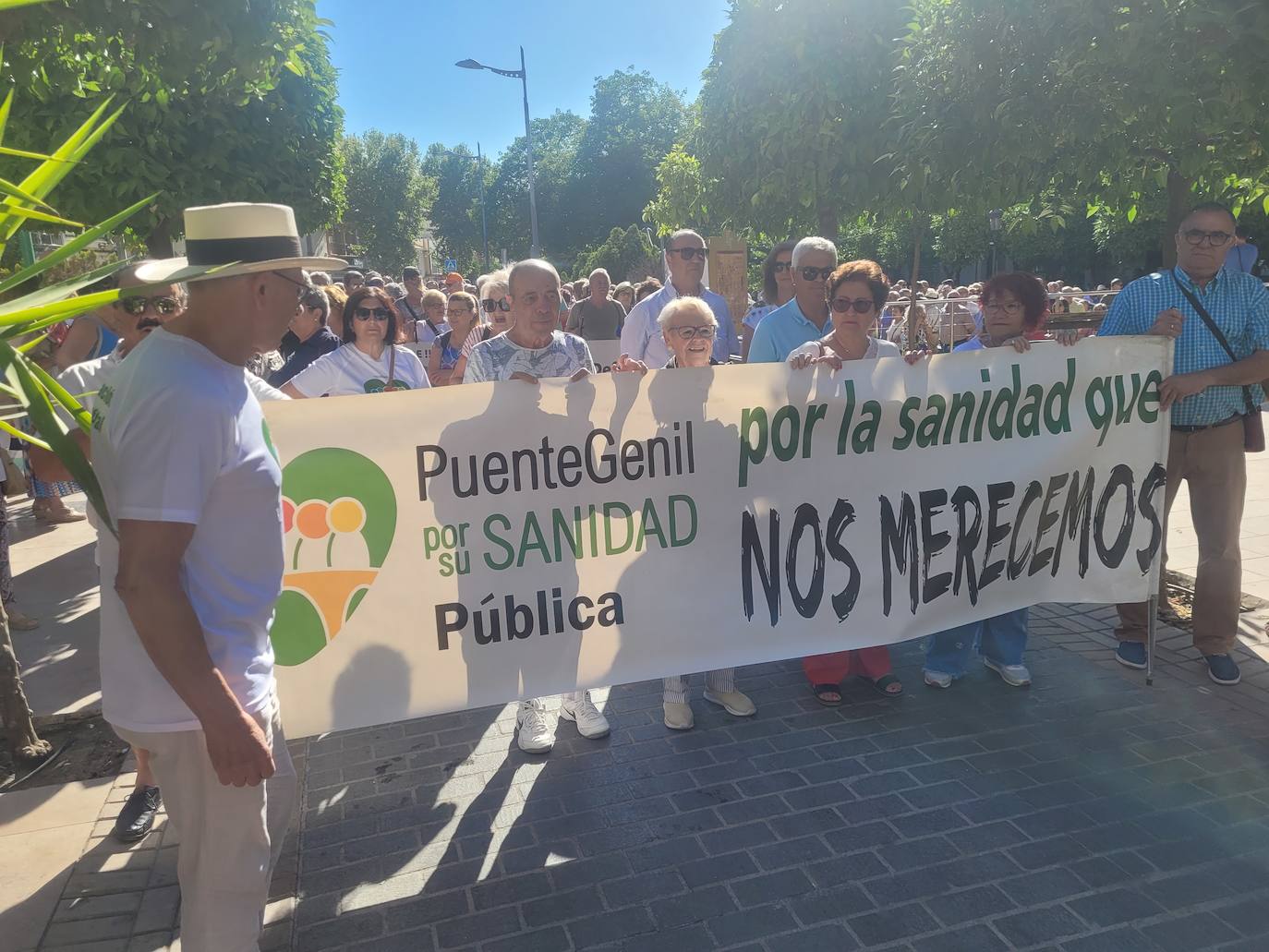 Fotos: la masiva protesta de los vecinos en defensa del Hospital de Puente Genil