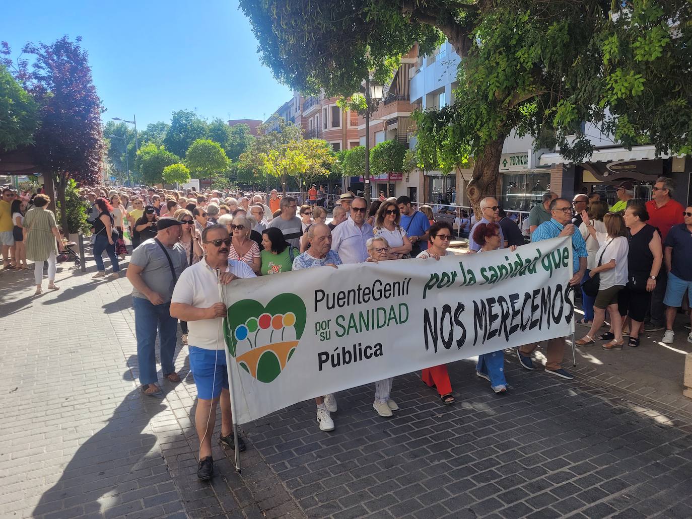 Fotos: la masiva protesta de los vecinos en defensa del Hospital de Puente Genil