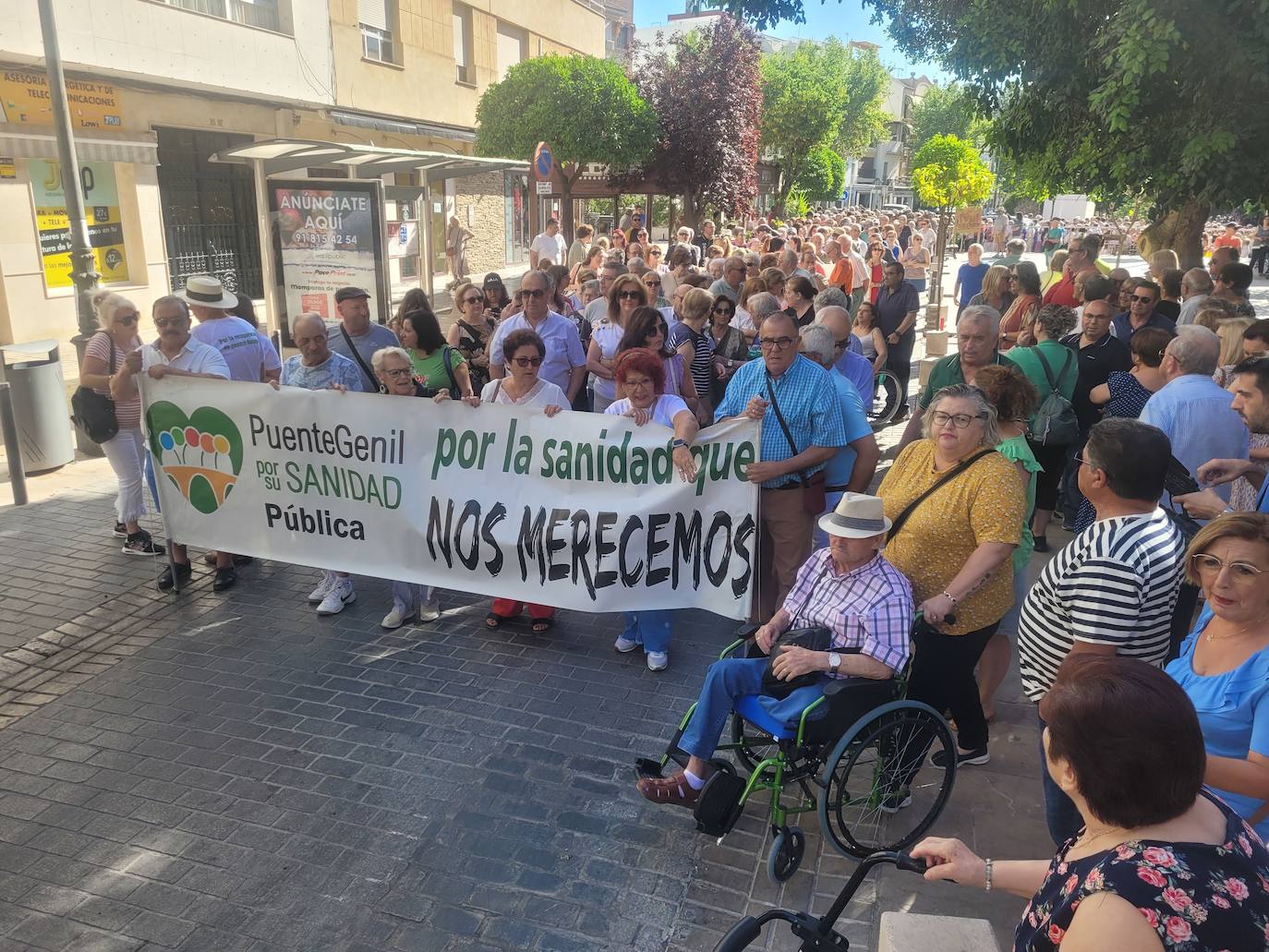 Fotos: la masiva protesta de los vecinos en defensa del Hospital de Puente Genil