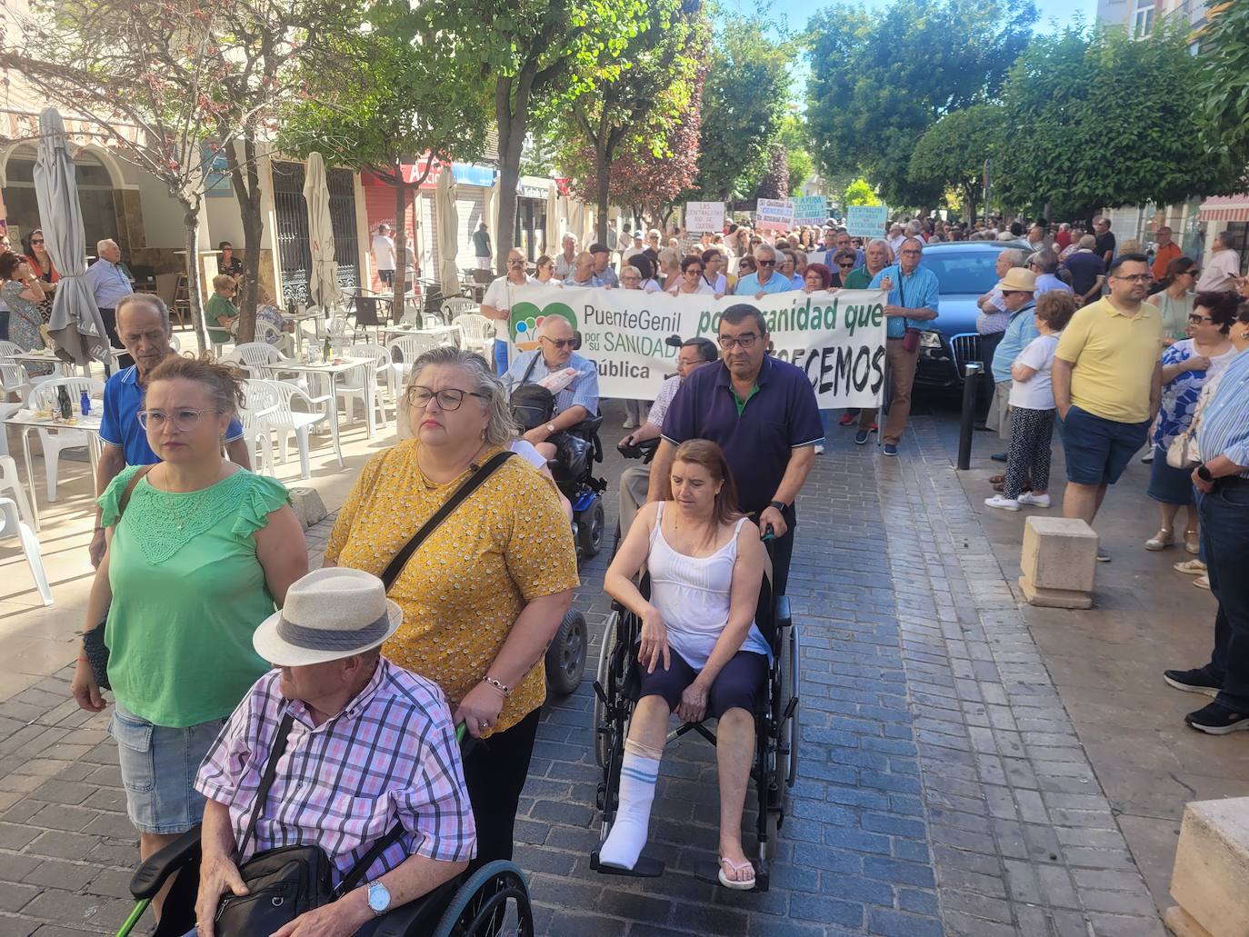 Fotos: la masiva protesta de los vecinos en defensa del Hospital de Puente Genil