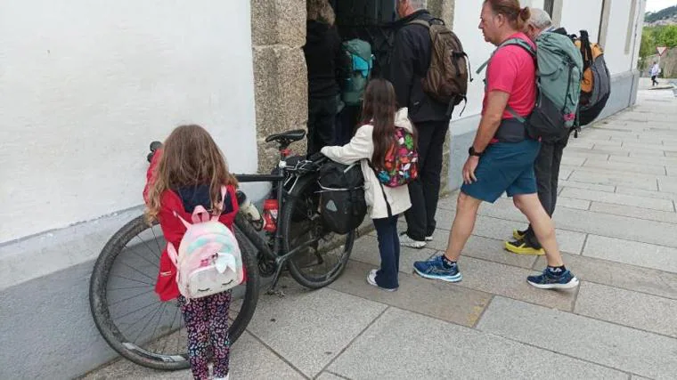 Blanca y Aldara custodian la bici con la que su padre, el peregrino de Jaén, ha hecho el Camino de Santiago