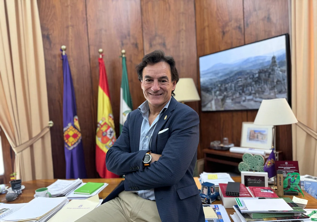 El alcalde de Jaén, Agustín González, en el despacho de alcaldía