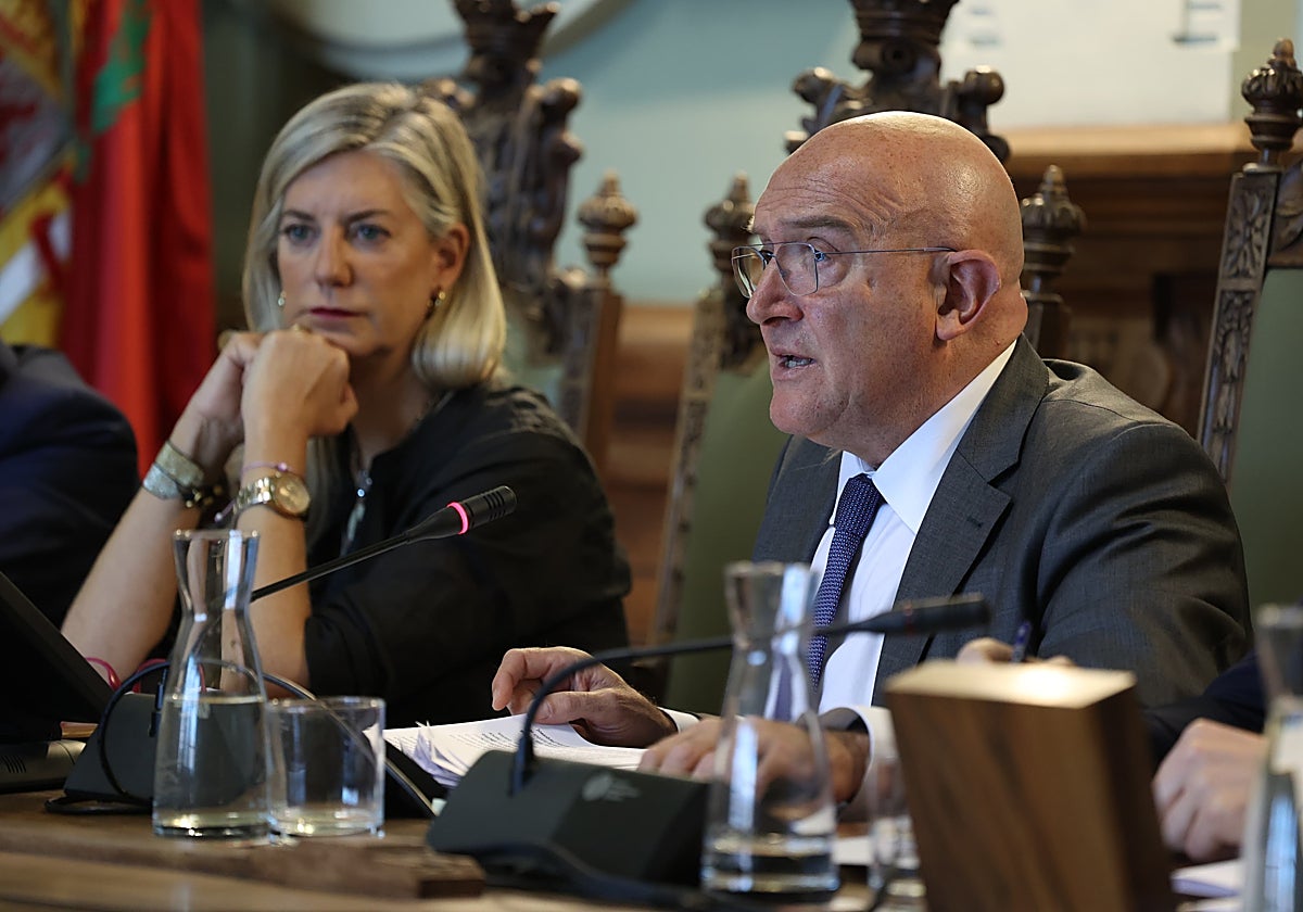 Jesús Julio Carnero e Irene Carvajal, durante el pleno de este lunes