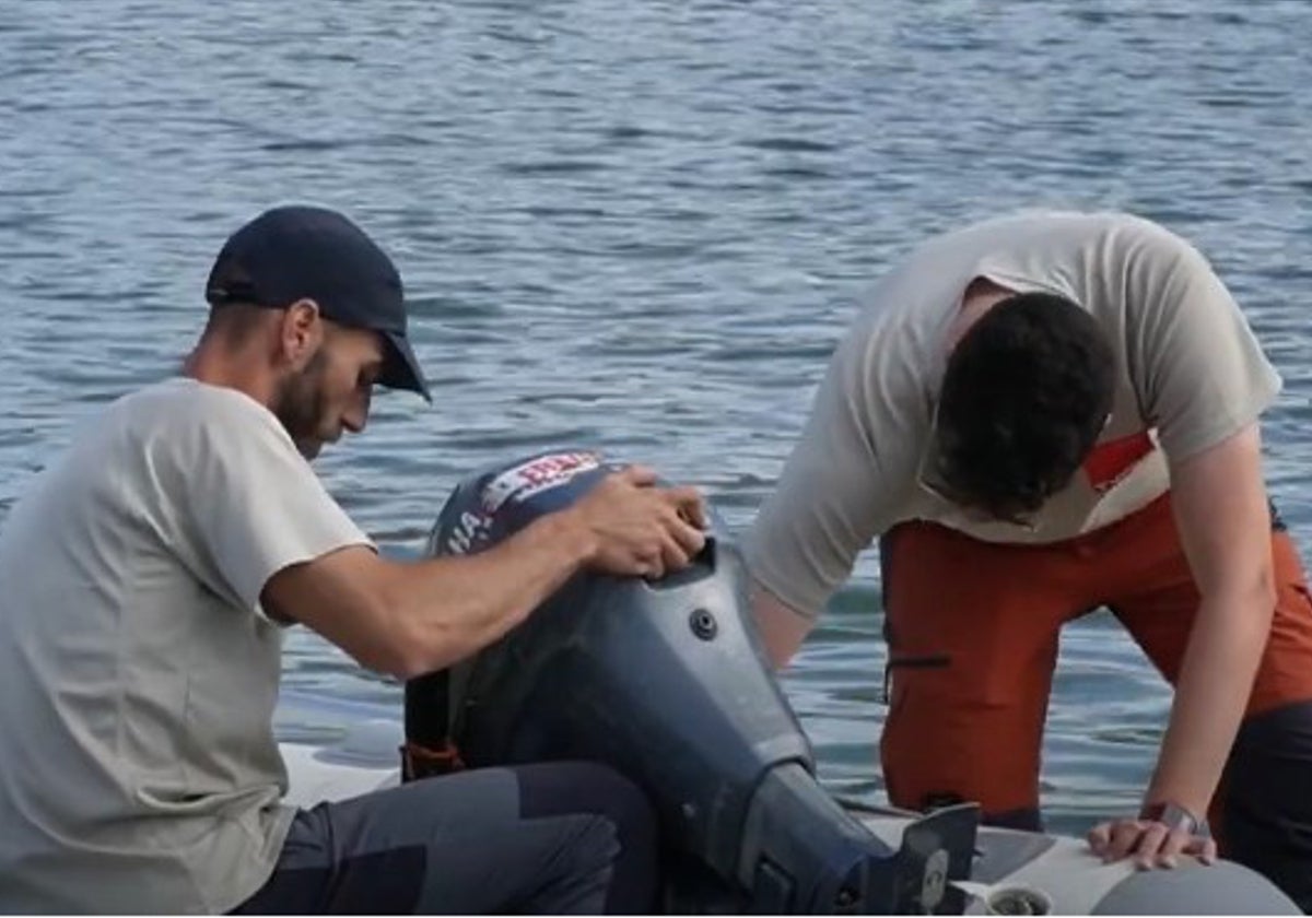 Personal de la Confederación Hidrográfica del Júcar (CHJ) realiza labores de vigilancia y mediciones en un embalse de la cuenca.