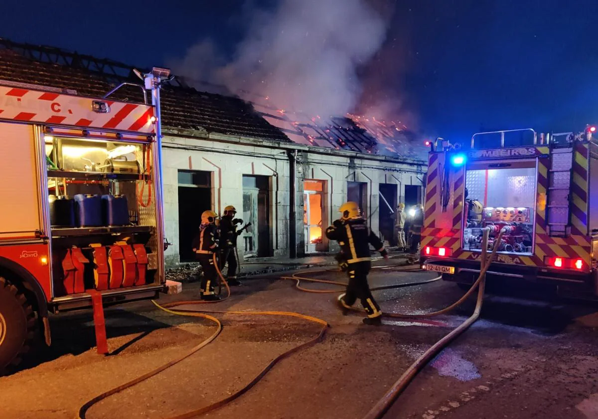 Los bomberos, durante las labores de extinción del fuego.