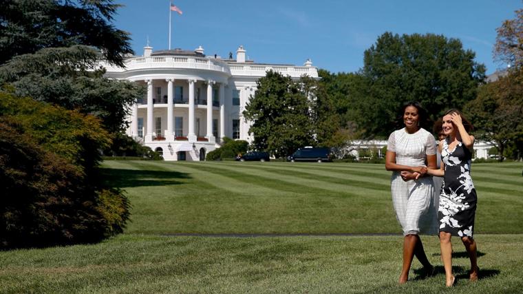 La Reina pasea con Michelle Obama por los jardines de la Casa Blanca en 2015