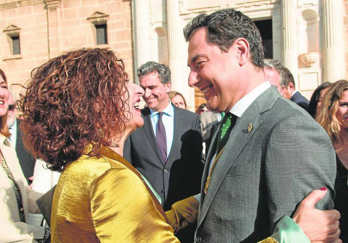 La ministra María Jesús Montero y el presidente andaluz, Juanma Moreno