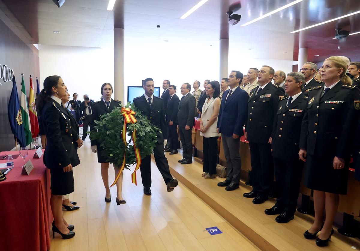 Acto de ofrenda floral en recuerdo a las víctimas en el acto celebrado este lunes
