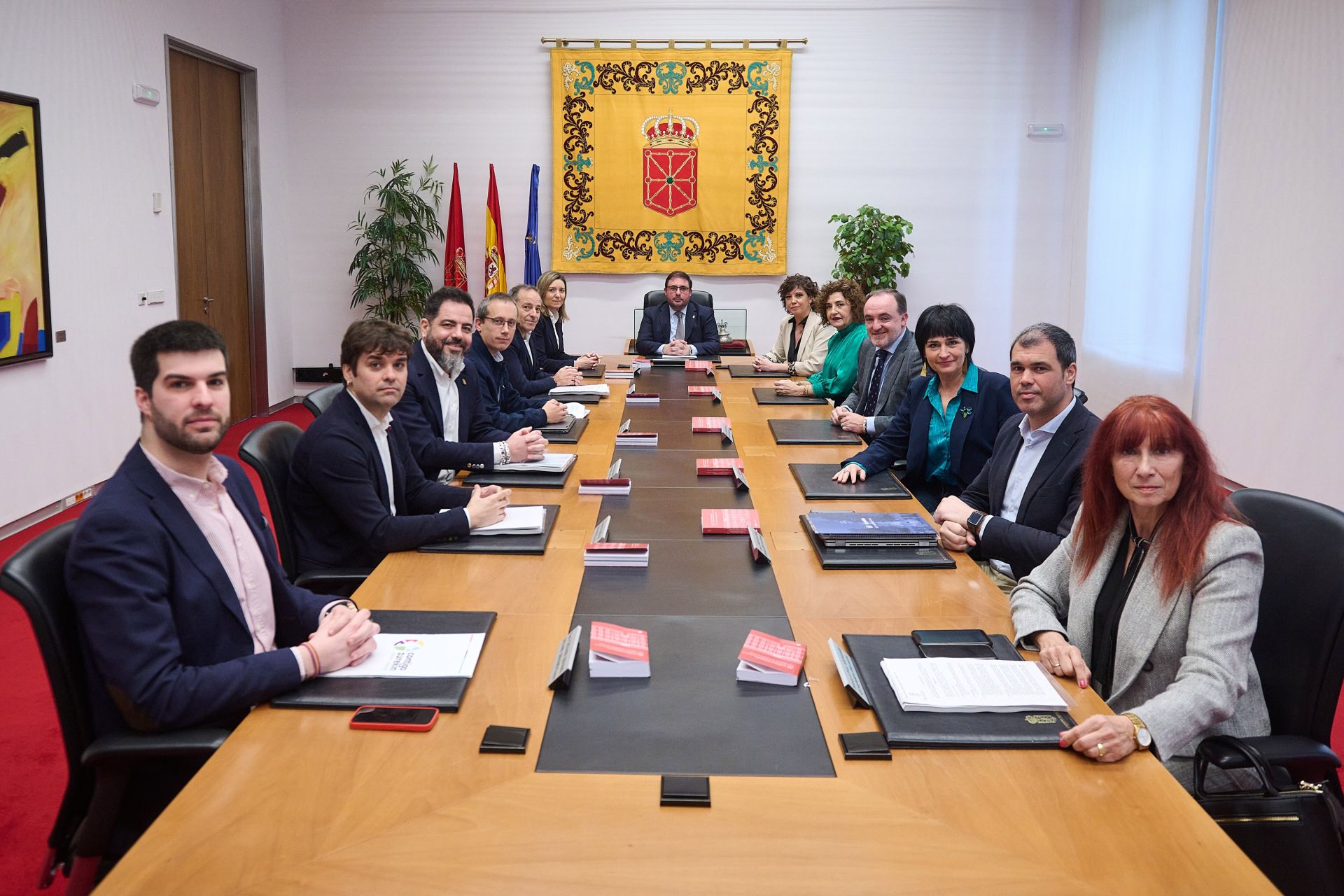 La Mesa y la Junta de Portavoces del Parlamento de Navarra, durante la sesión celebrada este lunes.