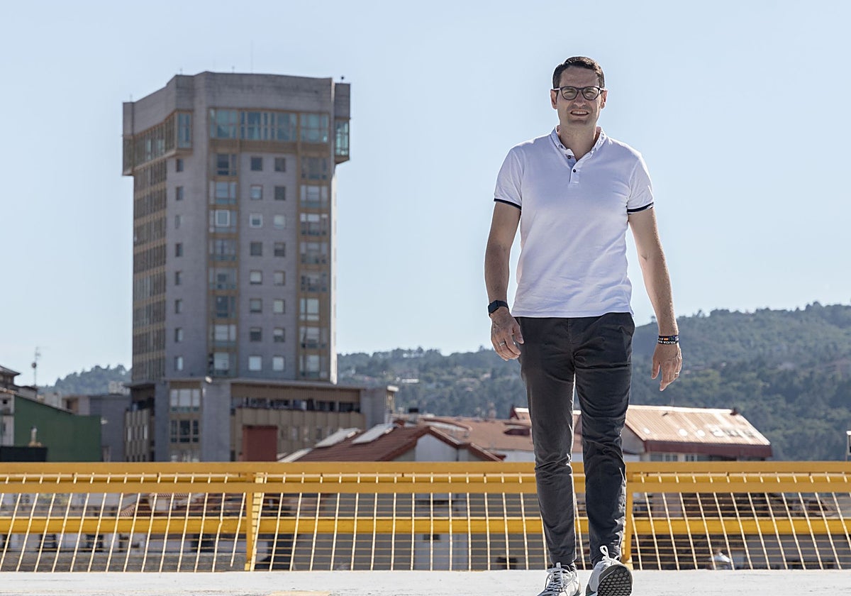 Roberto González, con la comisaría de Orense de fondo