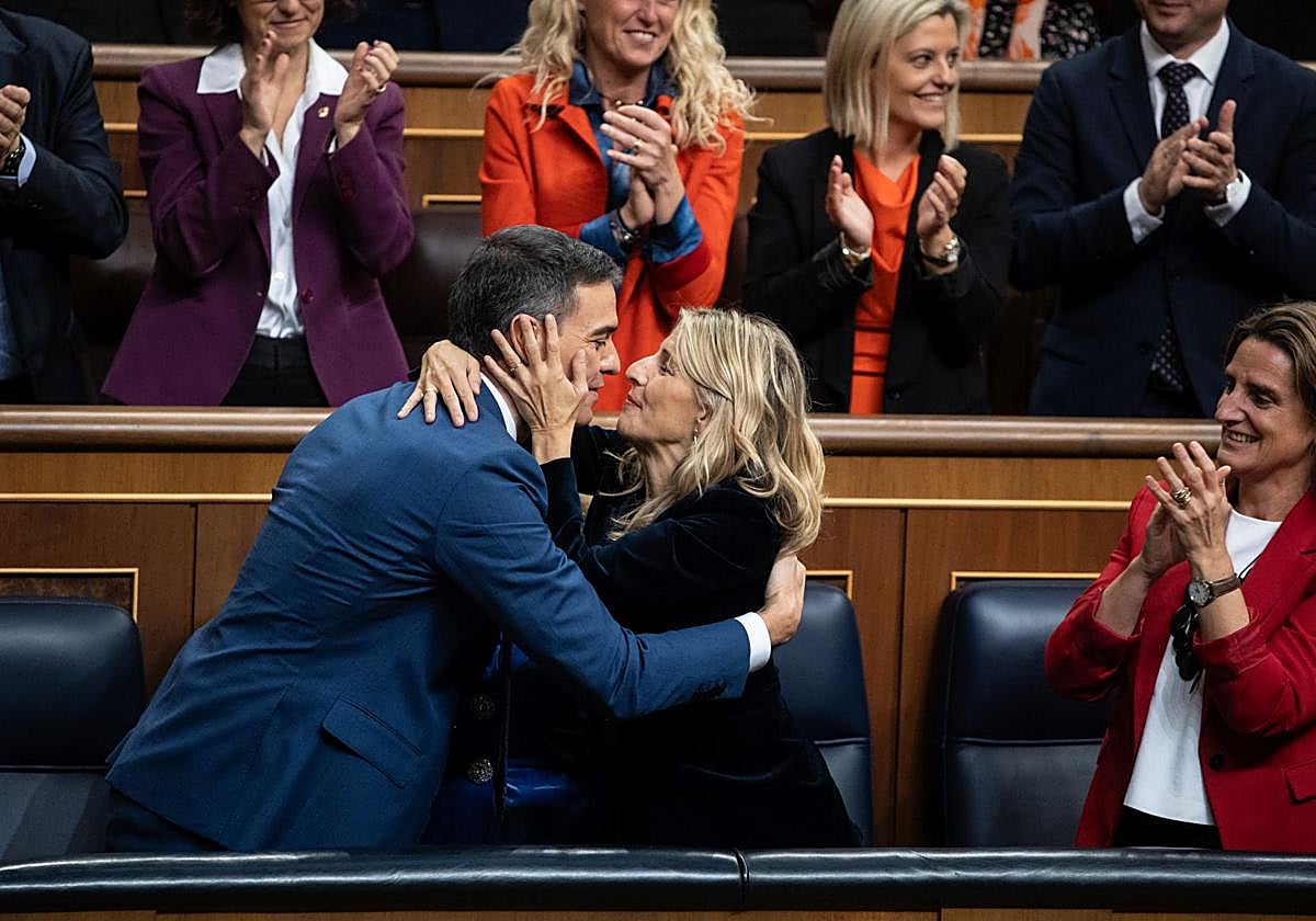 Pedro Sánchez y Yolanda Díaz se saludan en el Congreso
