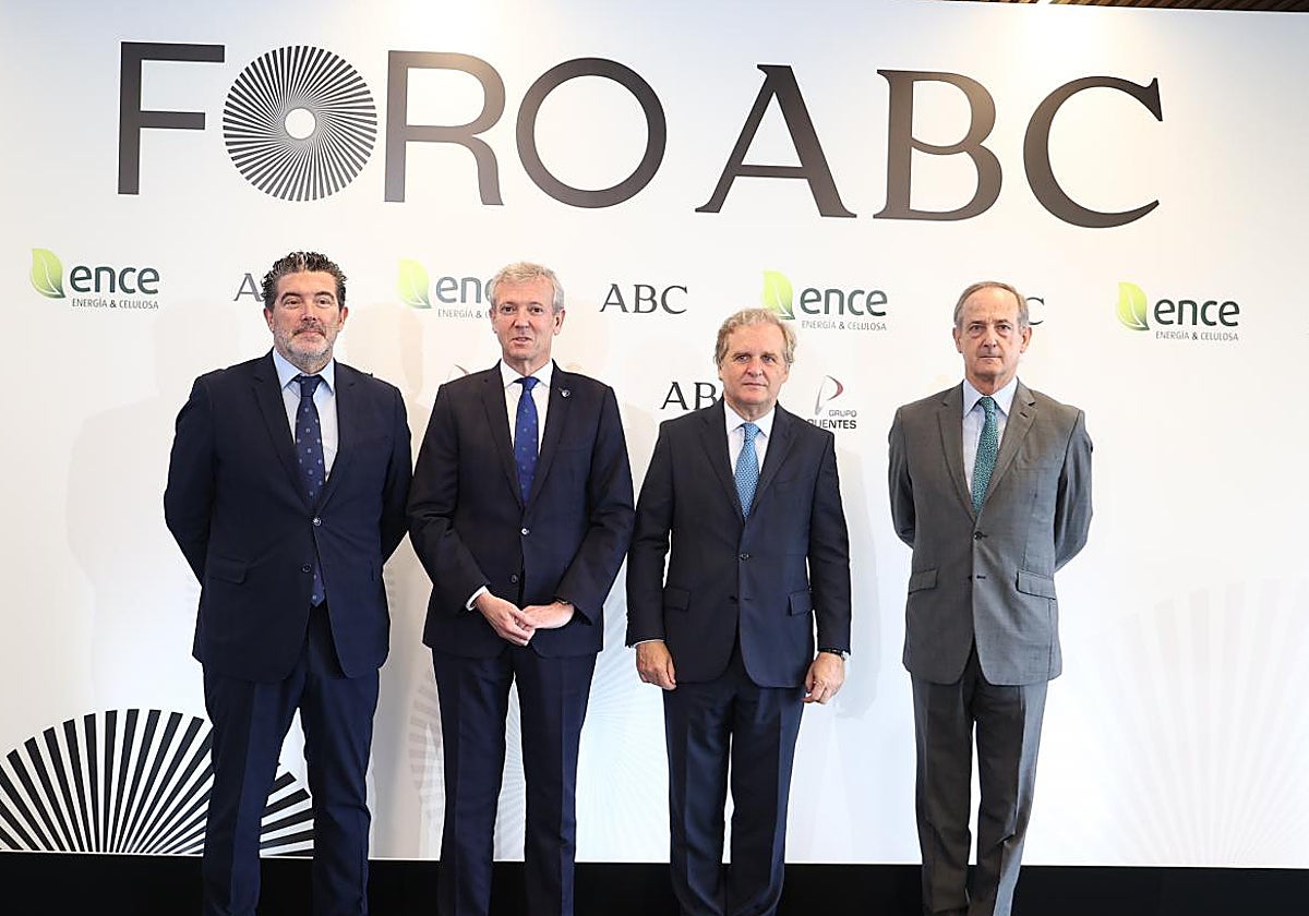 El director de ABC, Julián Quirós, el presidente de la Xunta de Galicia, Alfonso Rueda, el presidente de Vocento, Ignacio Ybarra y el presidente de Ence, Ignacio Colmenares