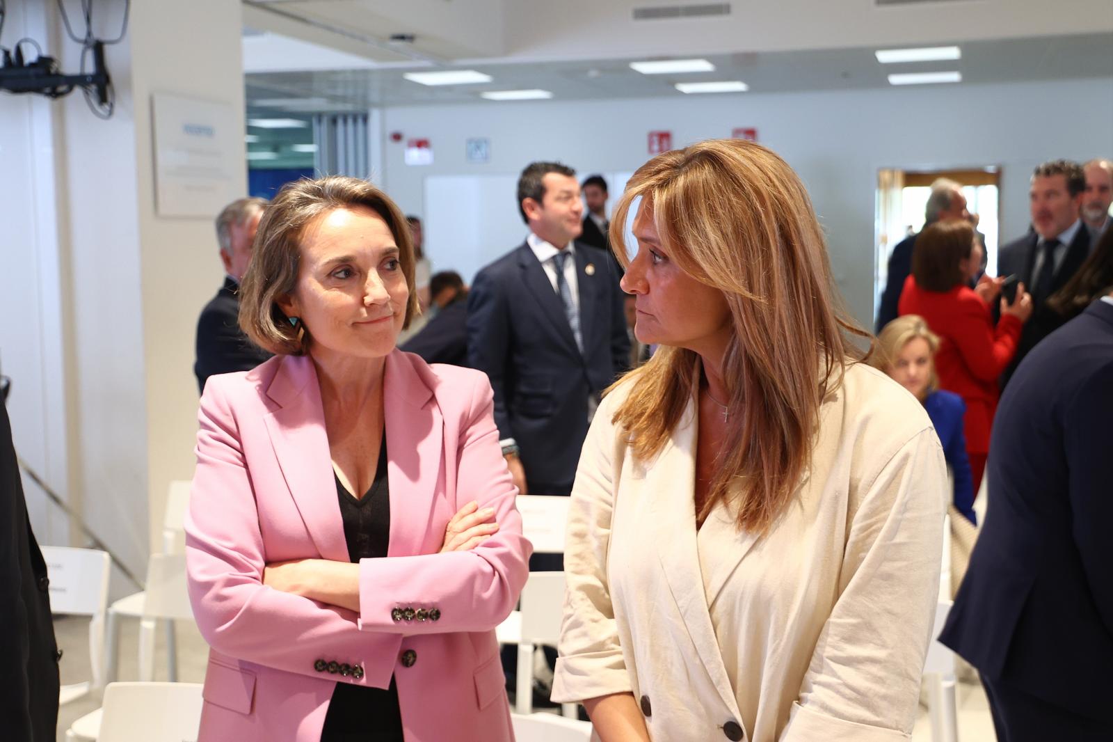 Cuca Gamarra, secretaria general y portavoz del PP y Ana Delgado, directora general de ABC