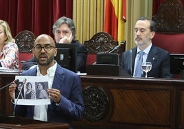 El presidente del Parlamento de Baleares rompe la foto de una víctima del franquismo