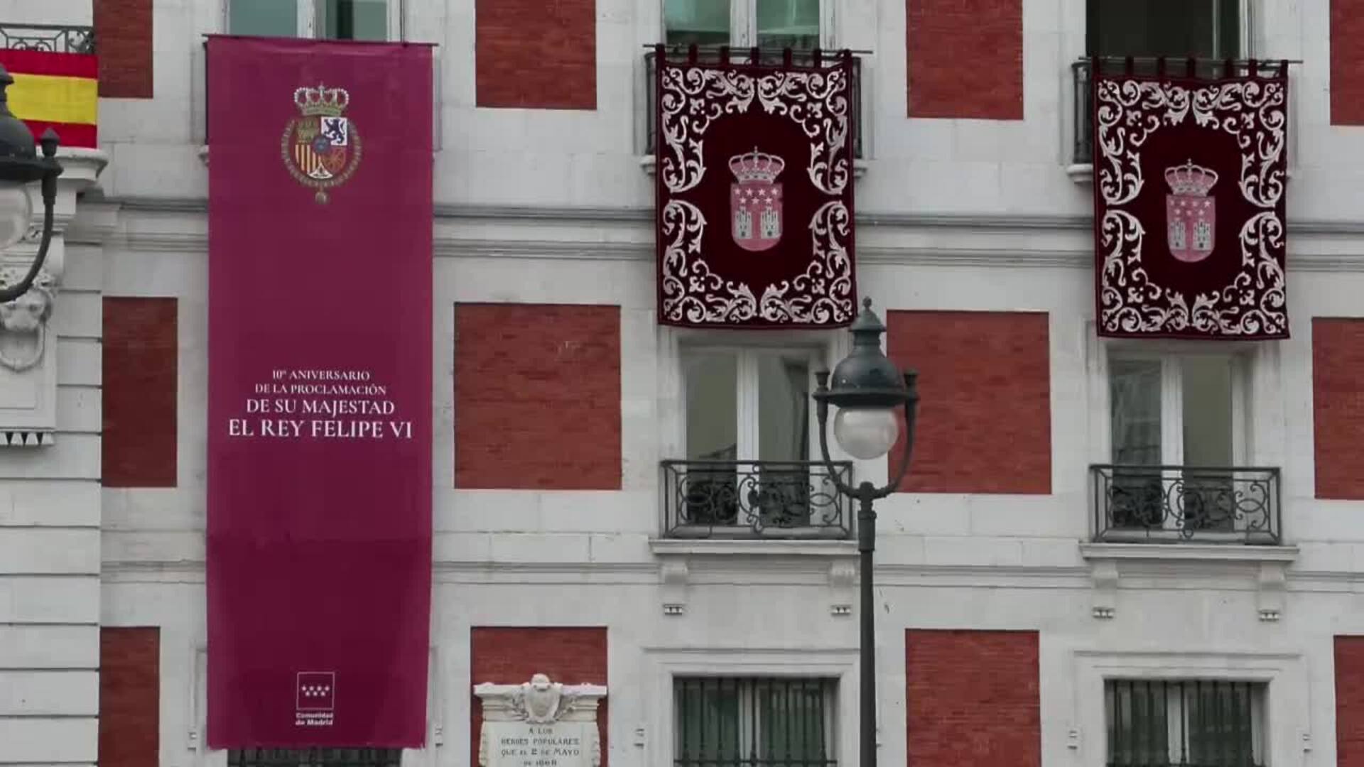 Imagen de rey y gran bandera, en Puerta del Sol por X aniversario ...