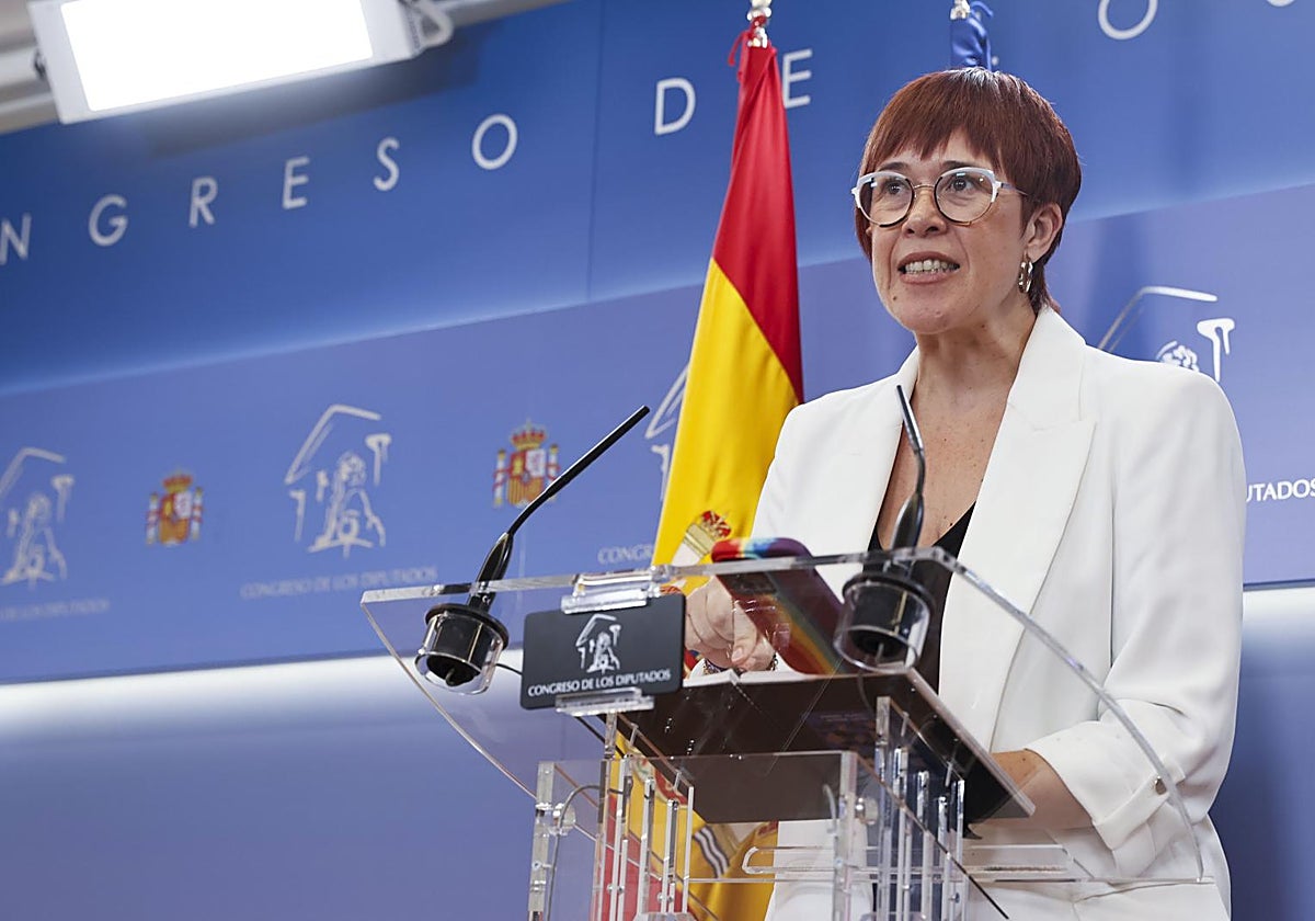 La diputada de Compromís-Sumar Águeda Micó ofrece una rueda de prensa en el Congreso de los Diputados