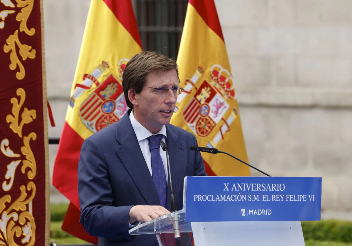 El alcalde, José Luis Martínez-Almeida, durante la lectura del bando