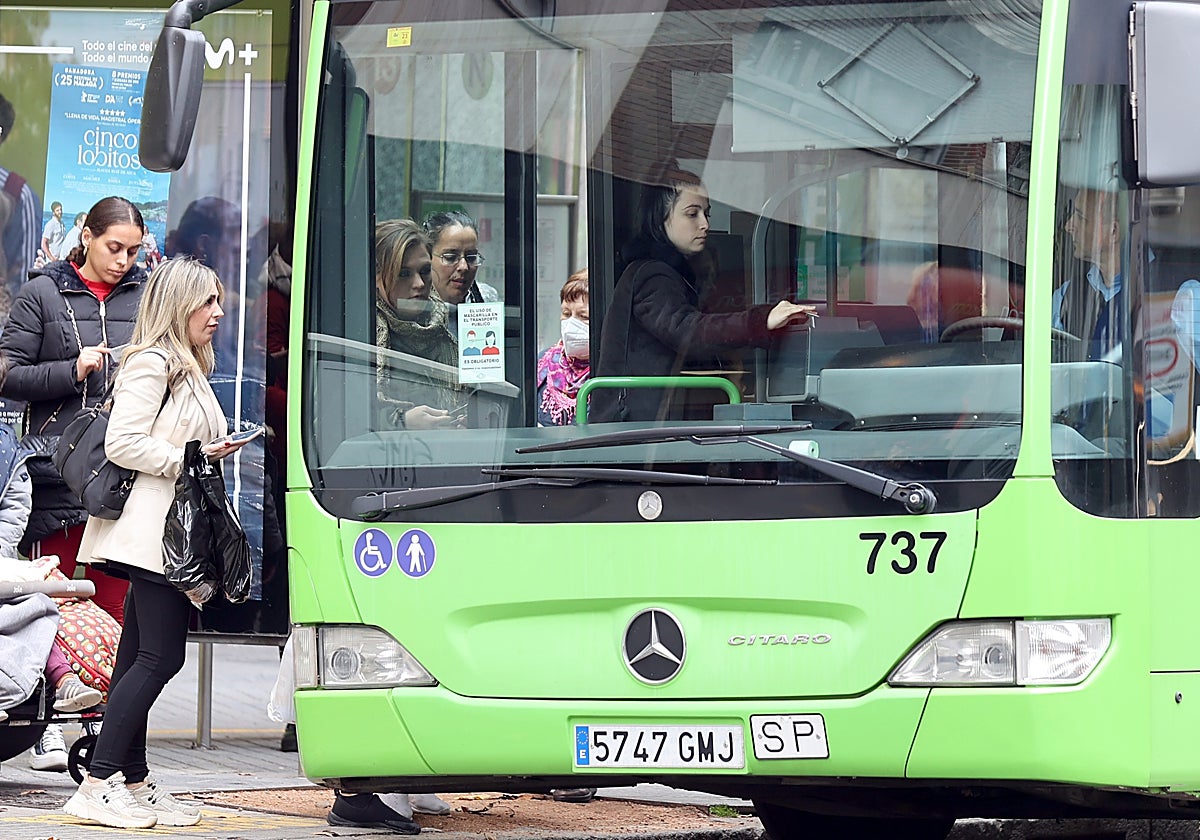 Un autobús de Aucorsa, durante su recorrido