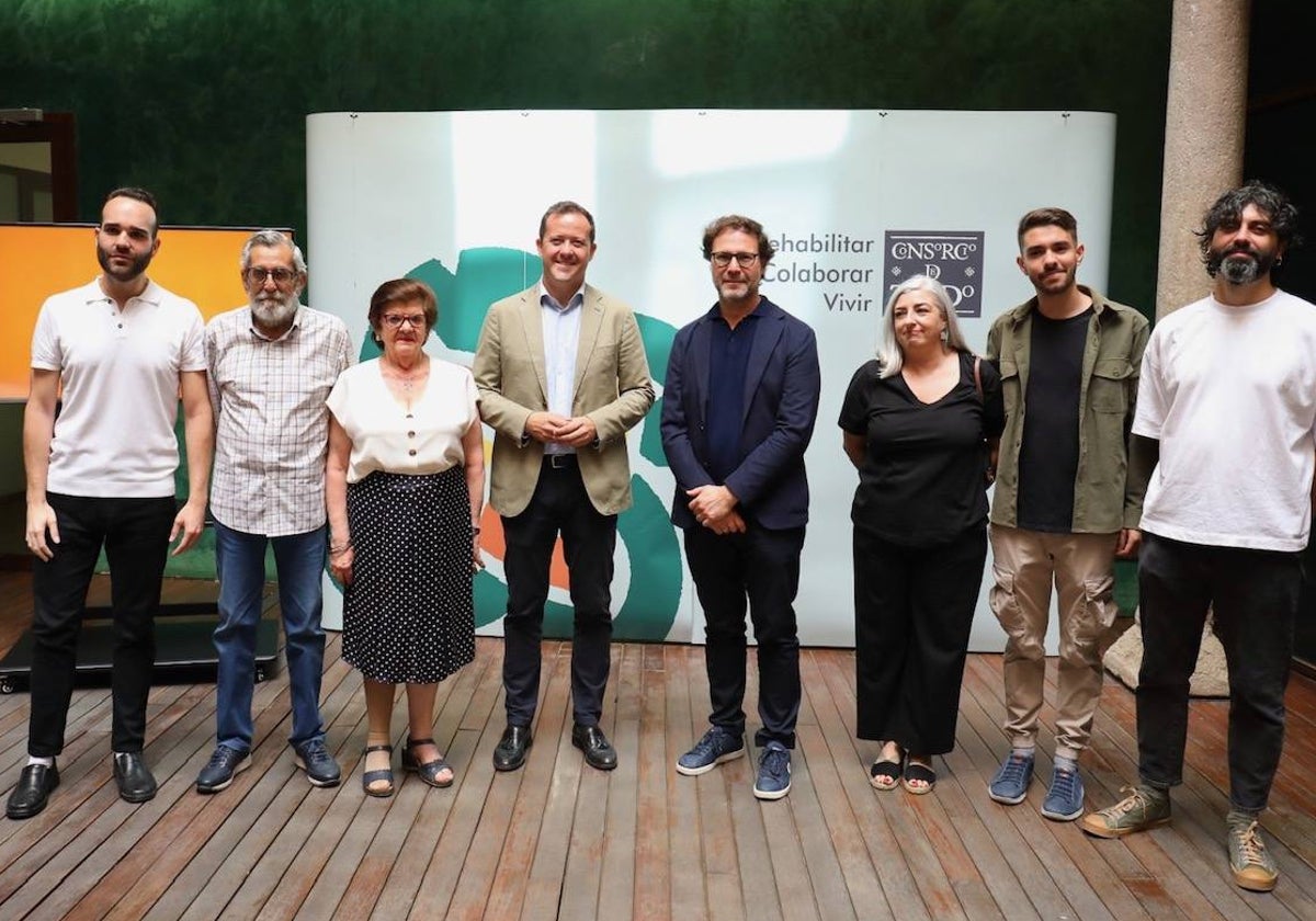 Carlos Velázquez y Jesús Corroto, junto a vecinos del Casco histórico de Toledo