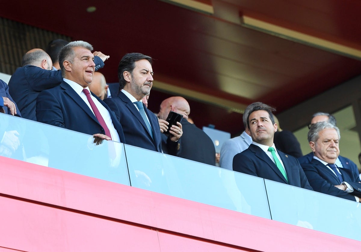 Monterrubio y el alcalde, junto a Laporta, el domingo en el palco del Johan Cruyff