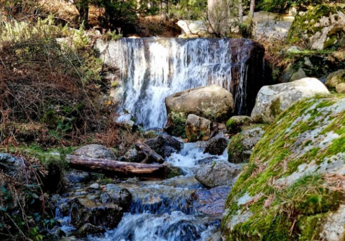 El pueblo de Madrid con una ruta de senderismo que termina en una bonita cascada de dos metros de altitud: dónde está y cómo llegar