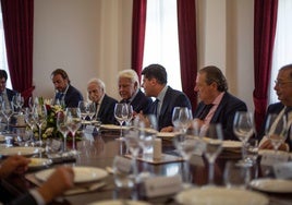 Felipe González comparte mesa y mantel con Picardo y Bossano en Gibraltar