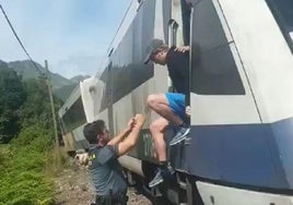 Así fue el desalojo de un tren en Asturias tras descarrilar después de atropellar a tres vacas