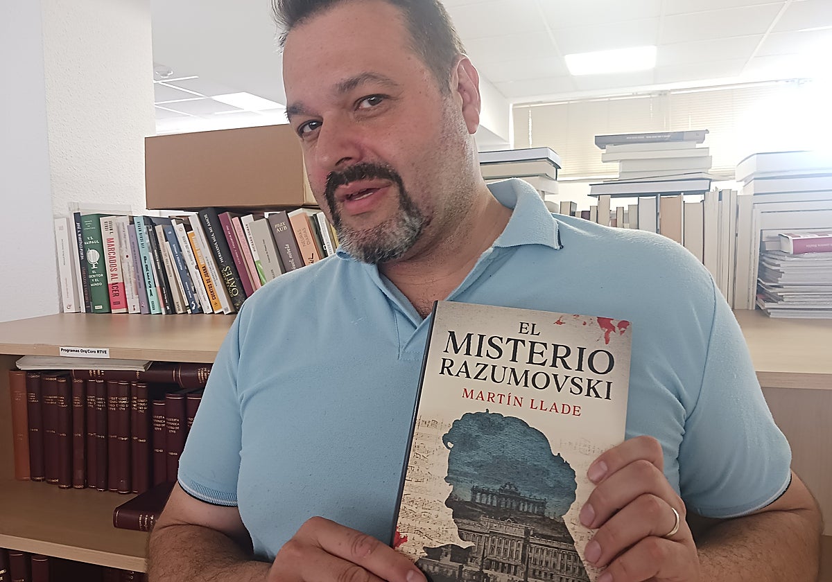 El autor, este martes con un ejemplar de su novela, que va por la segunda edición