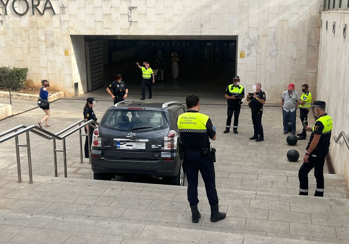 Imagen del coche empotrado en una boca de metro en Valencia