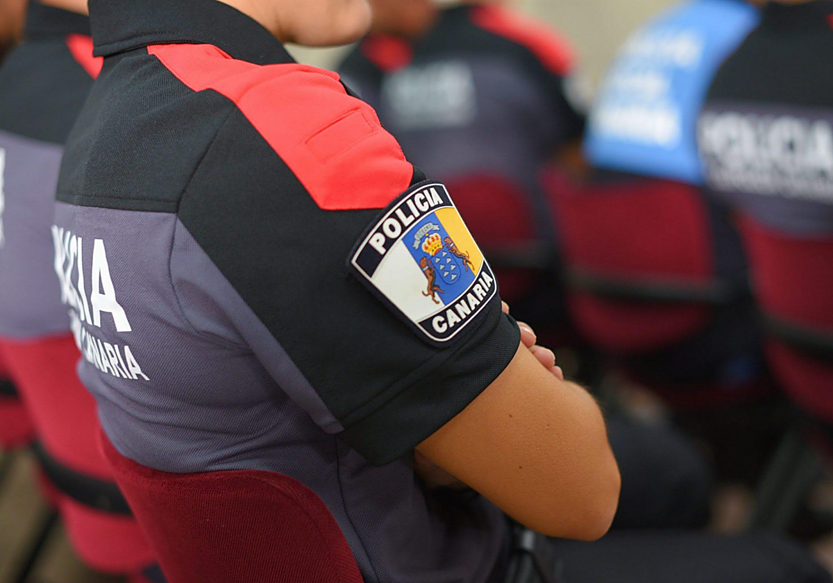 Agente en uniforme en foto de archivo