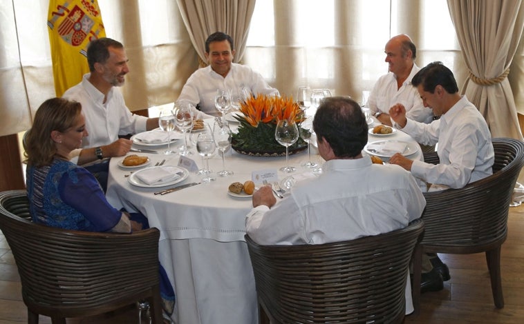 Imagen principal - Arriba, Don Felipe junto al presidente de México, Enrique Peña Nieto, acompañados por la mujer del mandatario mexicano, Angélica Rivera, y el ministro español de Economía en funciones, Luis de Guindos, durante el almuerzo en Cartagena de Indias, previa a la XXV Cumbre Iberoamericana de 2016. Sobre estas líneas, a la izquierda, Don Felipe en la XXVII Cumbre Iberoamericana, en 2021. A la derecha, el Rey junto a Pedro Sánchez en la XXVIII Cumbre Iberoamericana de Jefes de Estado y de Gobierno, en Santo Domingo, República Dominicana (2023)