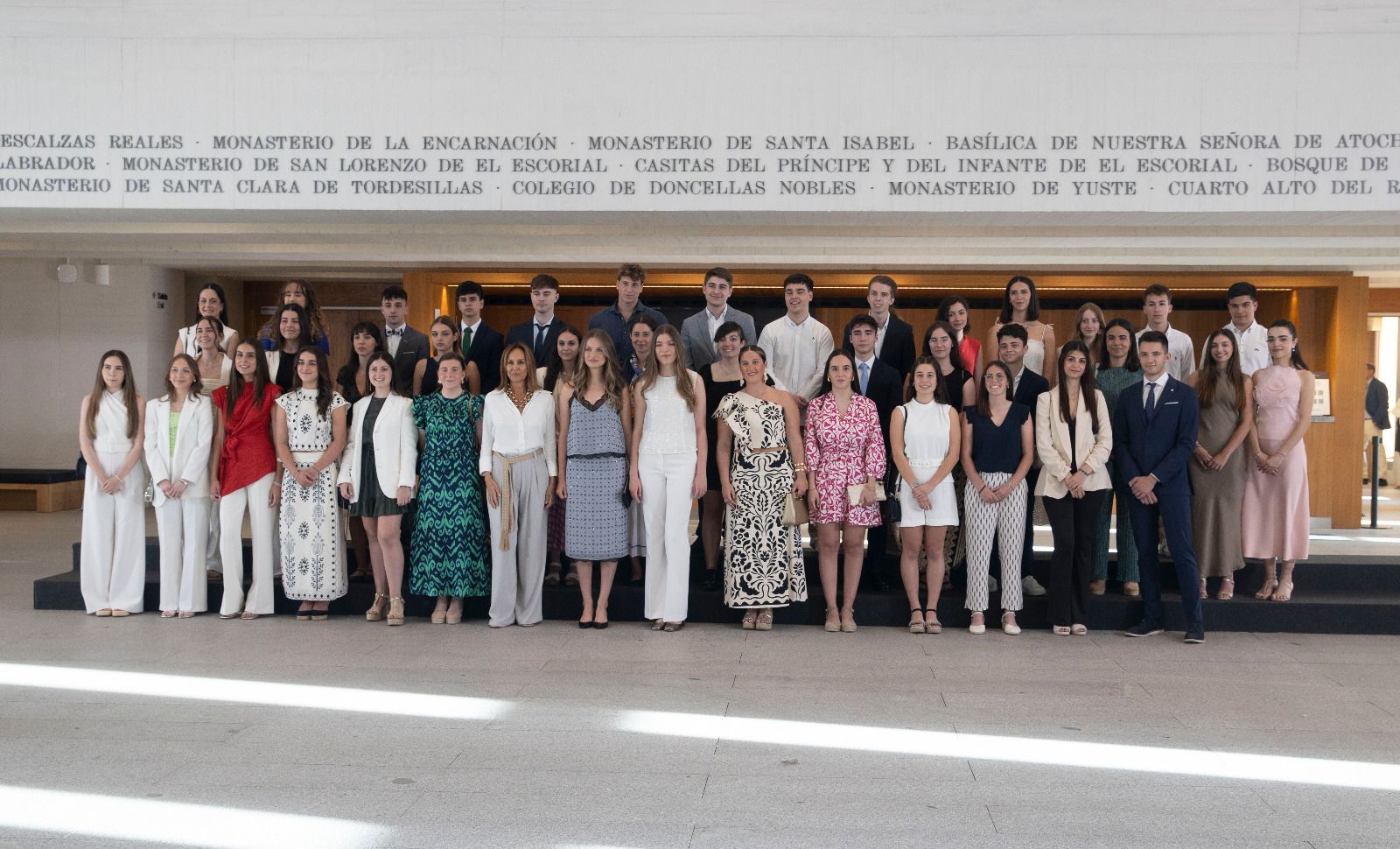 La Princesa Leonor y la Infanta Sofía posan con los jóvenes ganadores del concurso 'Qué es un Rey para ti'