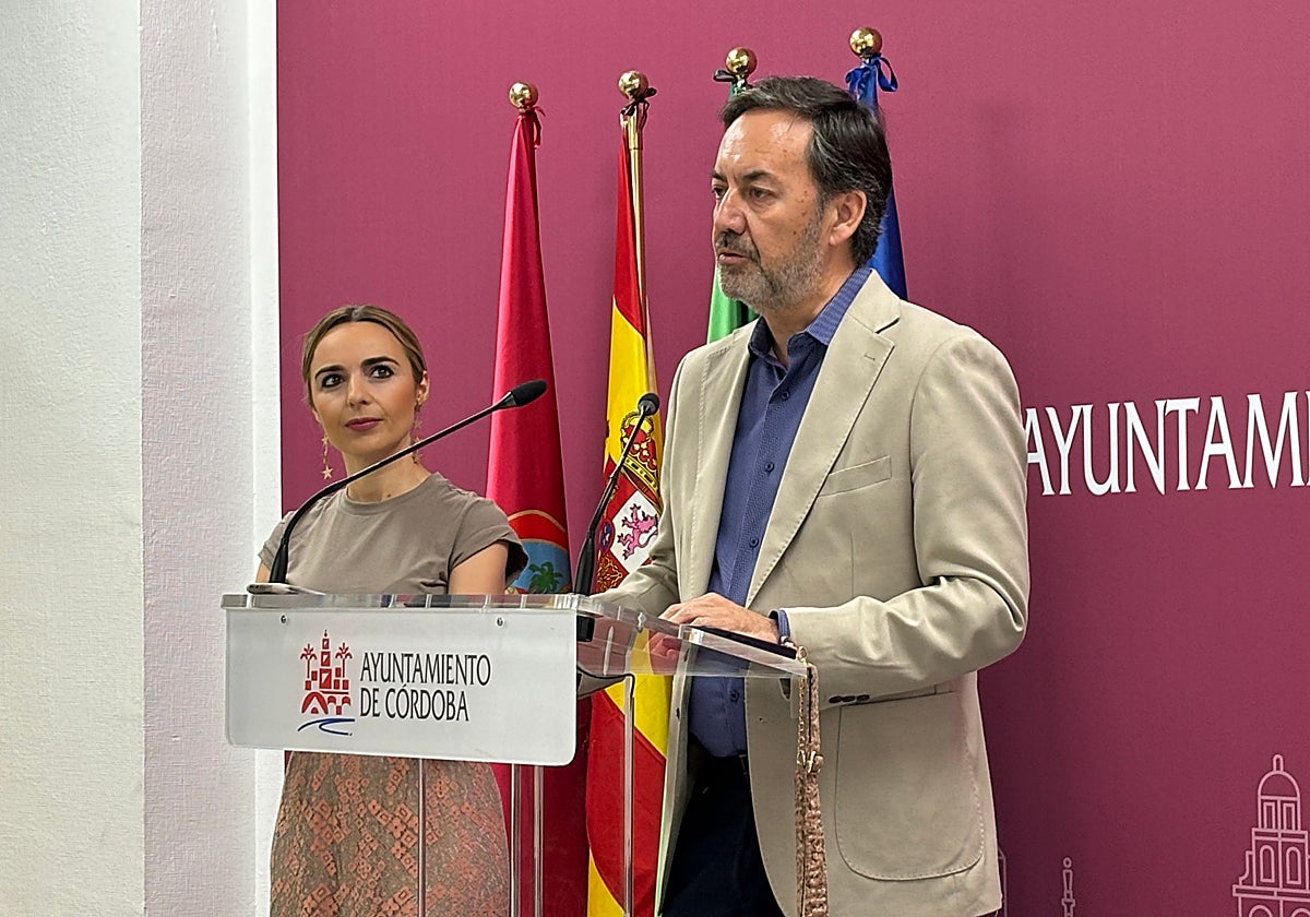 Antonio Monterrubio junto a Narci Ruiz esta mañana en la sala de prensa del Ayuntamiento