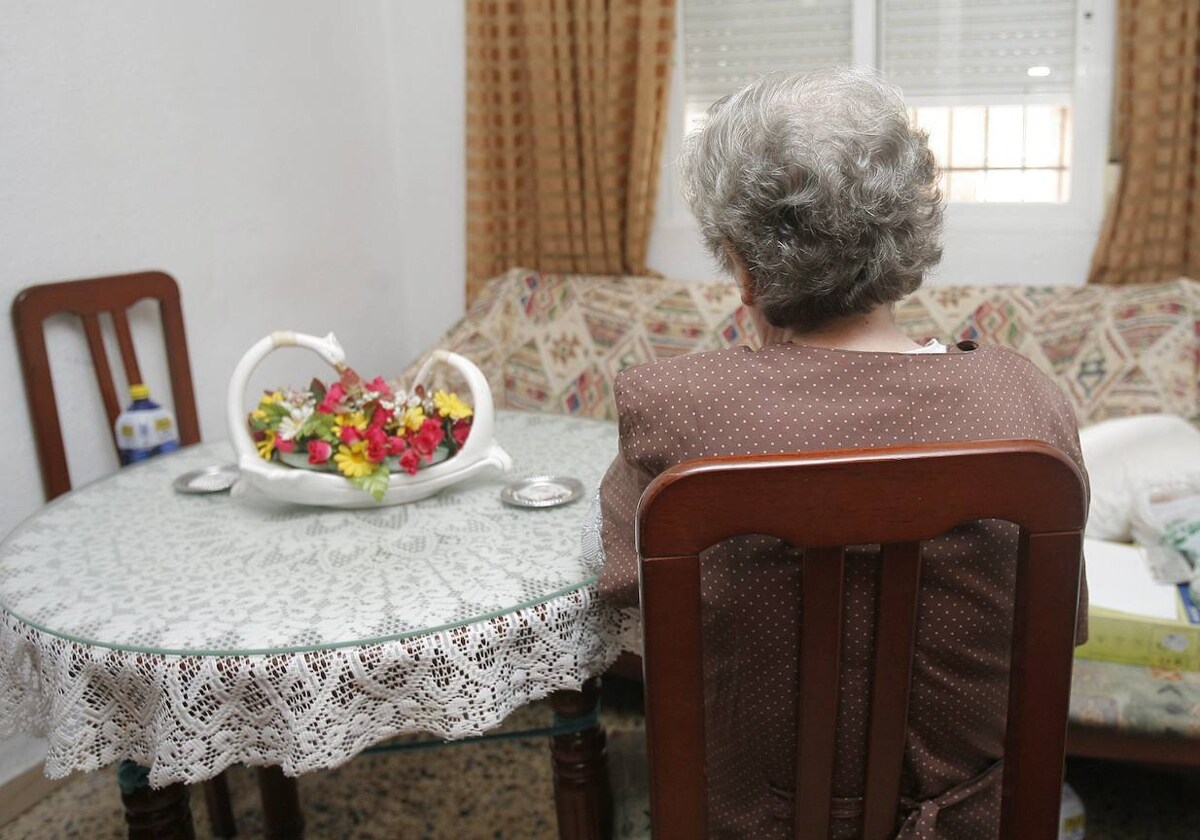 Una mujer mayor en su domicilio en una imagen de archivo