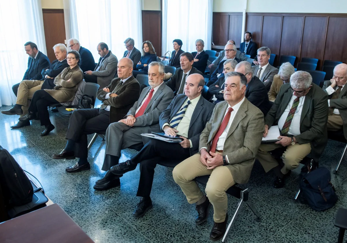 Los acusados, durante una de las sesiones del juicio del caso ERE en la Audiencia de Sevilla