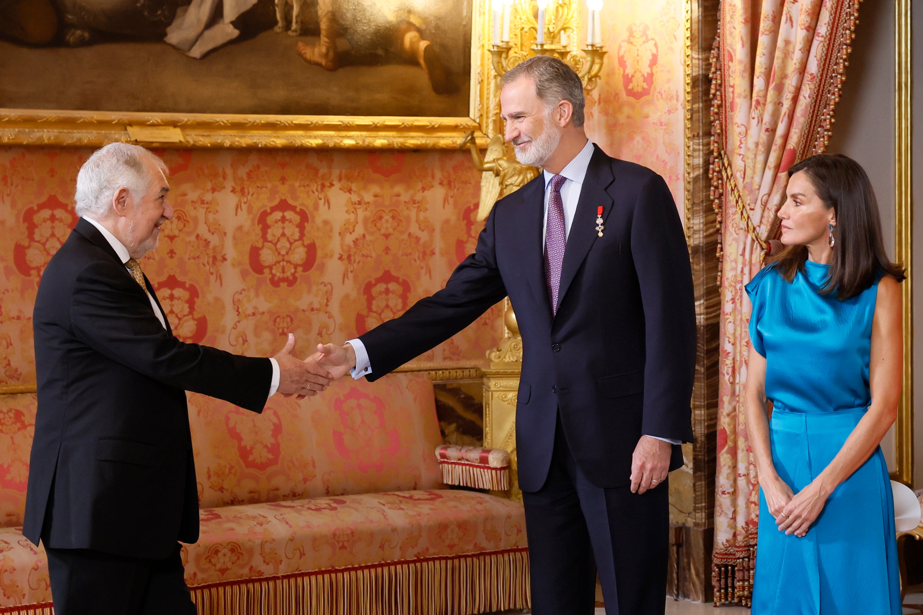 El Rey Felipe VI saluda al presidente del Tribunal Constitucional Cándido Conde-Pumpido durante el besamanos en el Palacio Real.