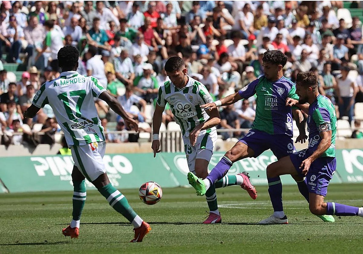 Toril controla el balón durante el partido ante el Málaga