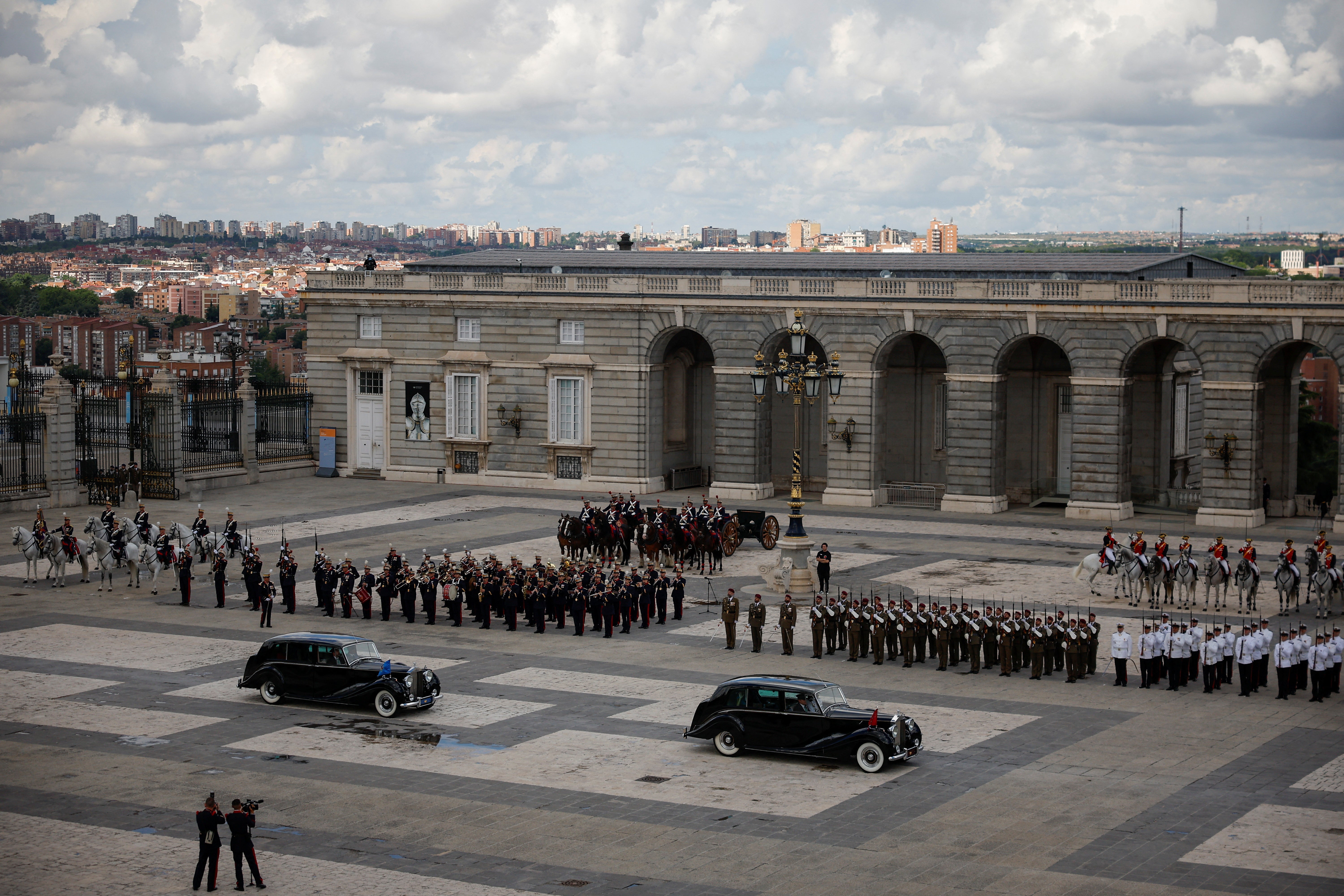 Los Reyes Felipe y Letizia llegan al Palacio Real de Madrid para asistir a los actos conmemorativos del décimo aniversario de la proclamación.