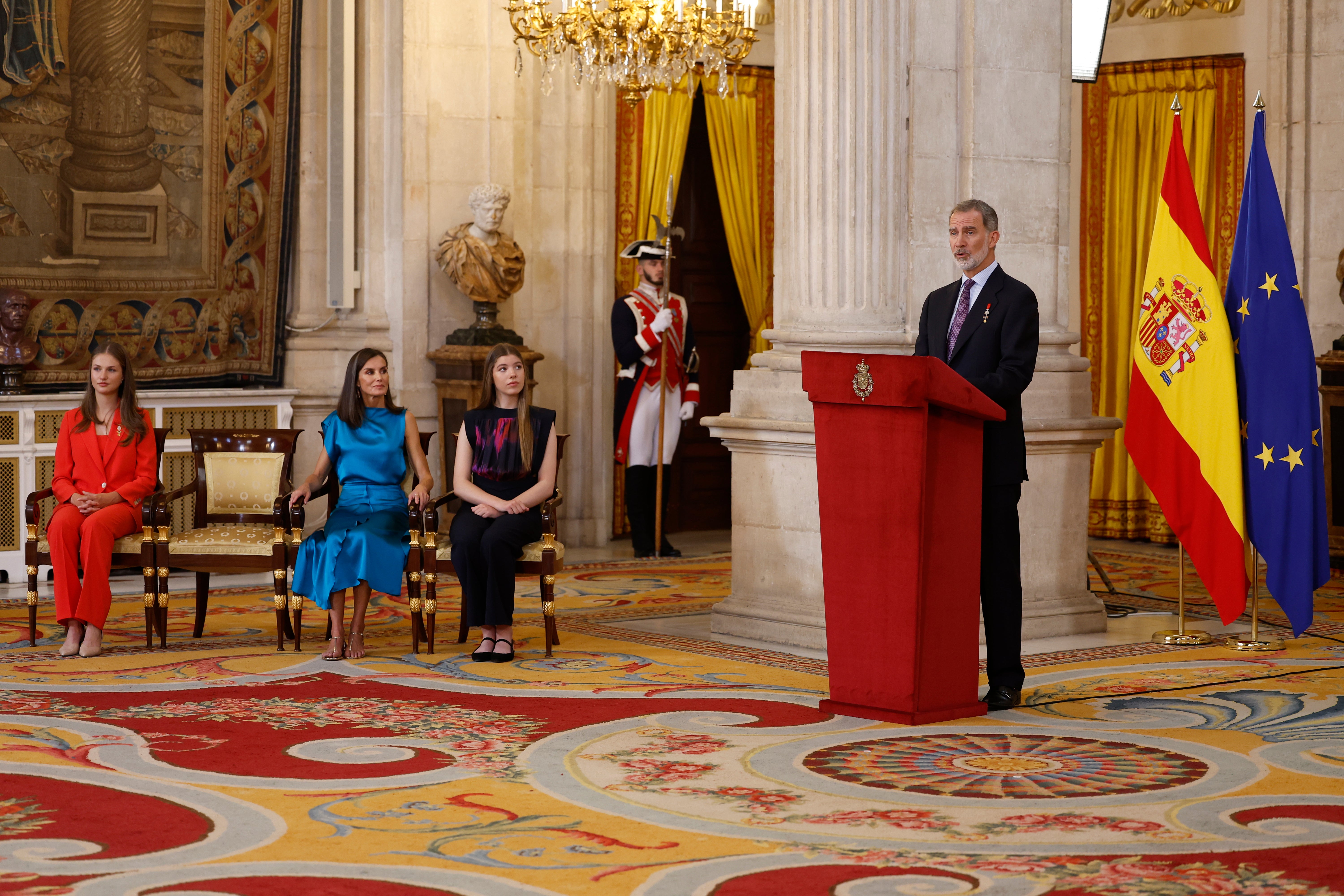 El Rey Felipe VI es observado atentamente por la Reina Letizia y la Infanta Sofía durante su discurso.