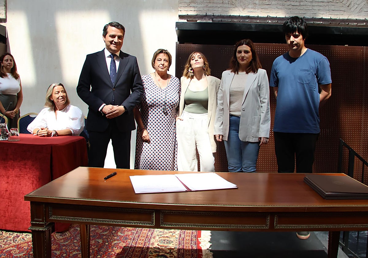 El alcalde, con la familia de Julio Anguita, en el acto de cesión