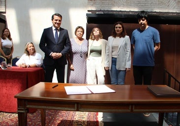 La familia de Julio Anguita entrega al Ayuntamiento 38 carpetas con cartas, documentos y grabaciones