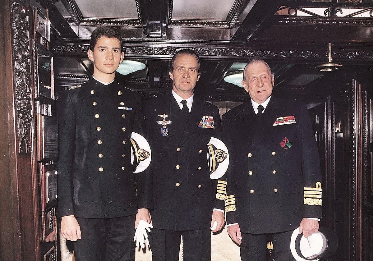 Don Felipe, con su padre, Don Juan Carlos, y su abuelo, Don Juan, a bordo del buque escuela Juan Sebastián Elcano en 1987