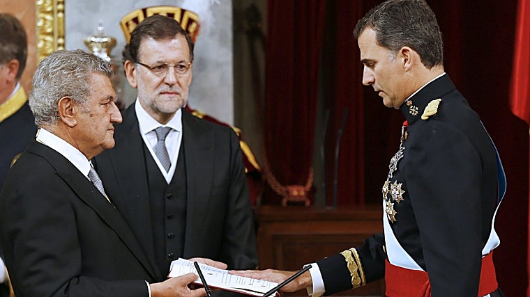 El Rey Felipe VI, en presencia del presidente del Congreso de los Diputados, Jesús Posada, y el presidente del Gobierno, Mariano Rajoy, en su proclamación como Rey de España ante las Cortes Generales