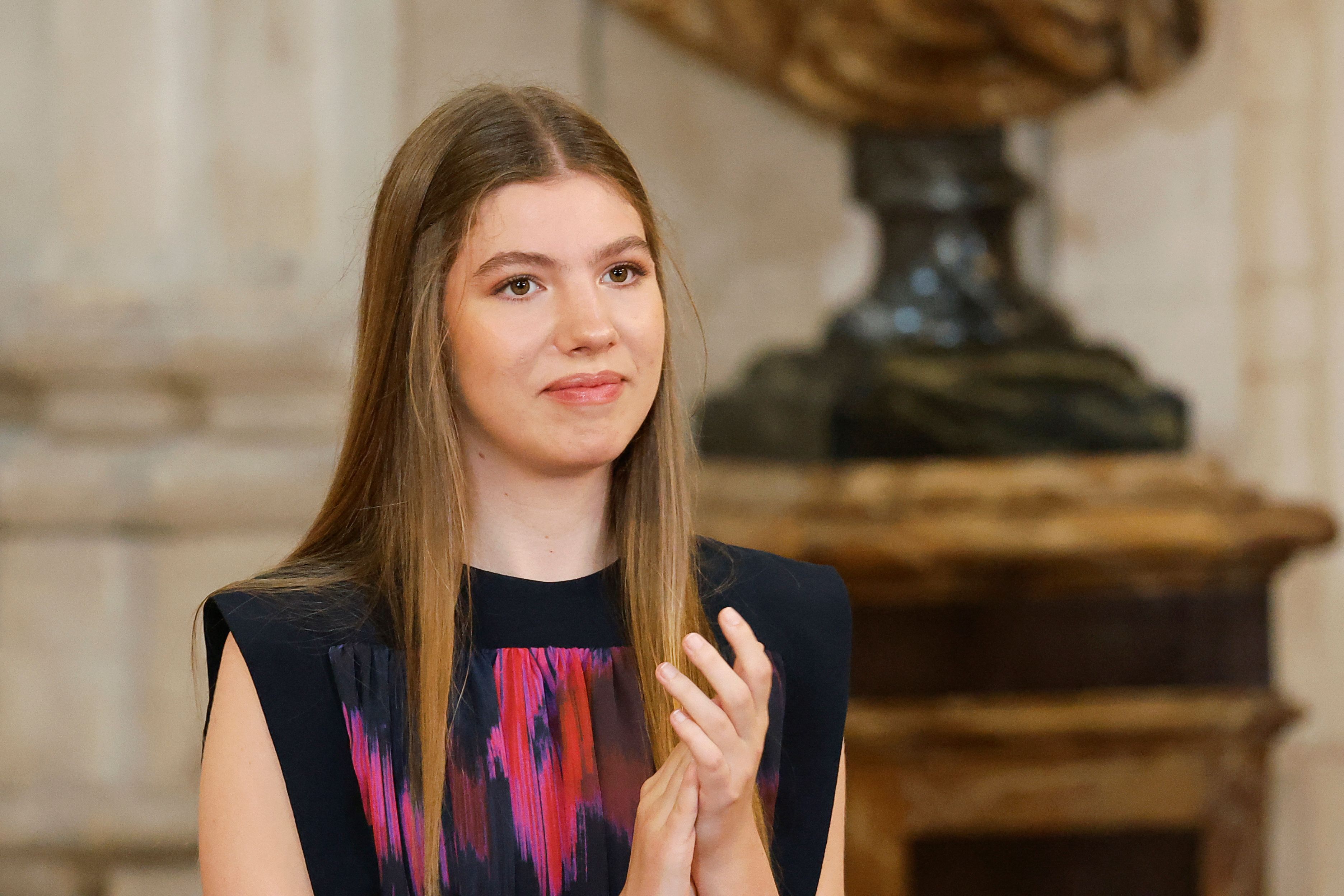 La Infanta Sofía aplaude durante el discurso del Rey Felipe VI en el décimo aniversario de su coronación.