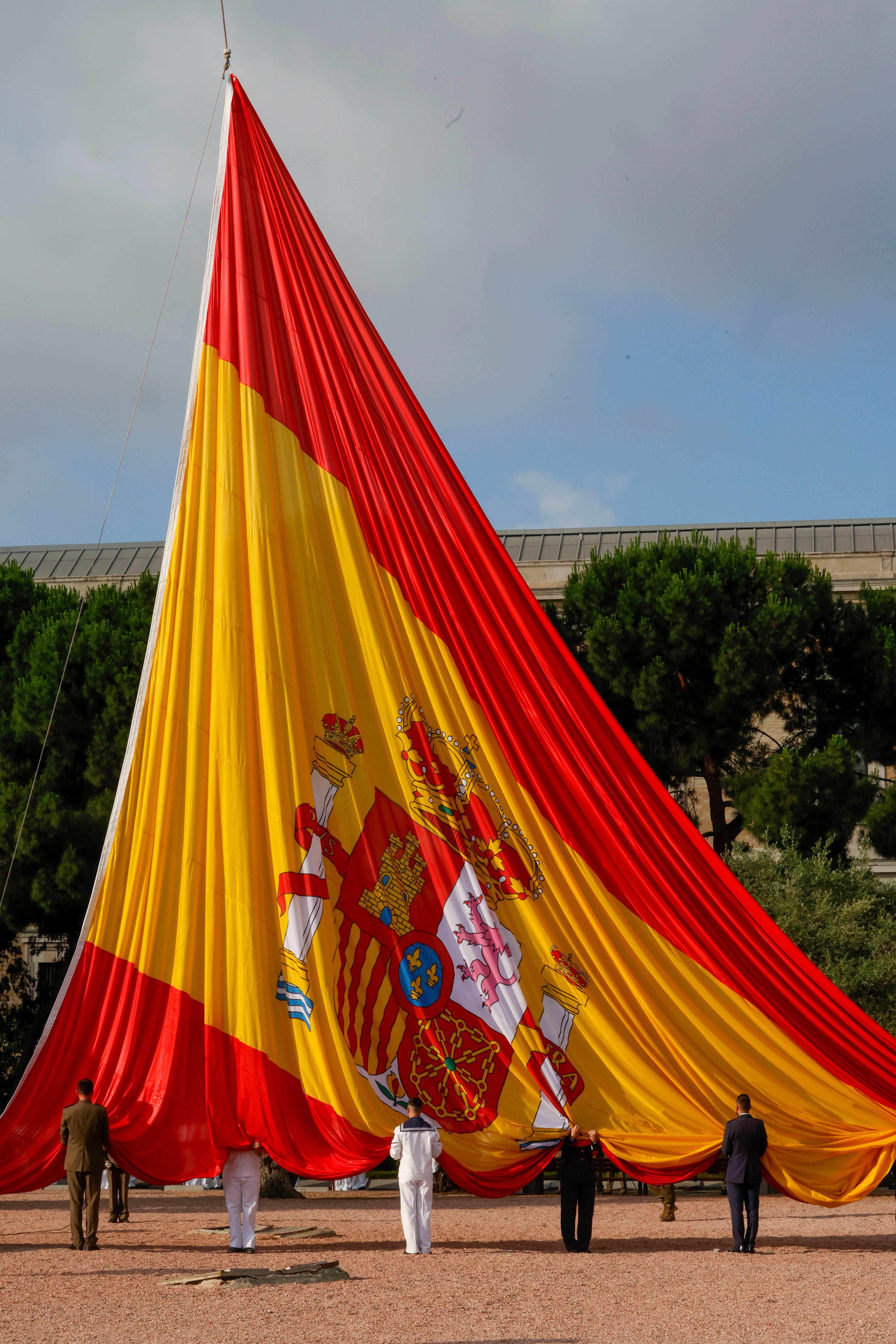 Acto de izado de bandera por el décimo aniversario del reinado de Felipe VI este miércoles en los Jardines del Descubrimiento de la plaza de Colón de Madrid.