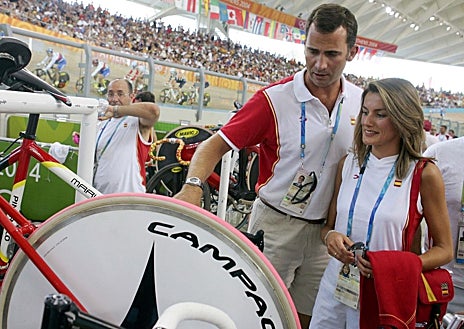 Imagen secundaria 1 - Arriba, Don Felipe entrega la medalla a Pau Gasol tras ganar España el Europeo 2015. Sobre estas líneas, Don Felipe y Doña Letizia en el velódromo de los Juegos Olímpicos de Atenas, en 2004, y Don Felipe en los Juegos Olímpicos de Barcelona 92
